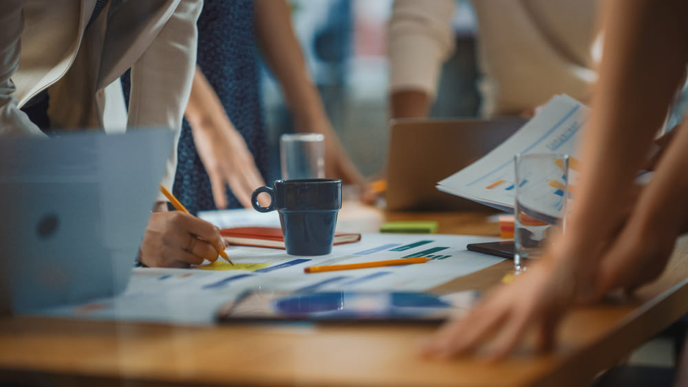 Grupo de personas trabajando: equipo de trabajo sobre una mesa